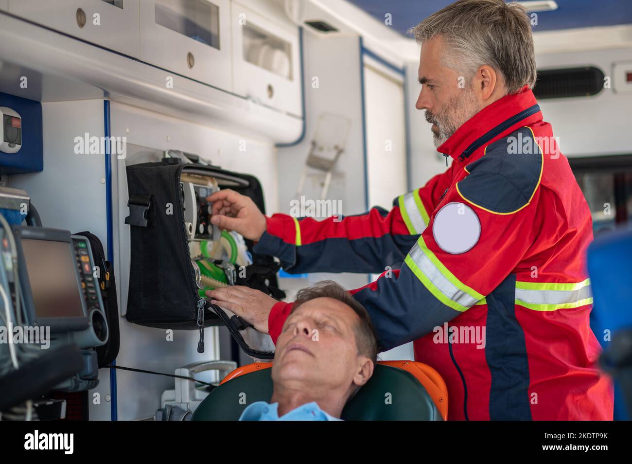 Medico di ambulanza che prepara il paziente per l'ossigenazione Foto Stock