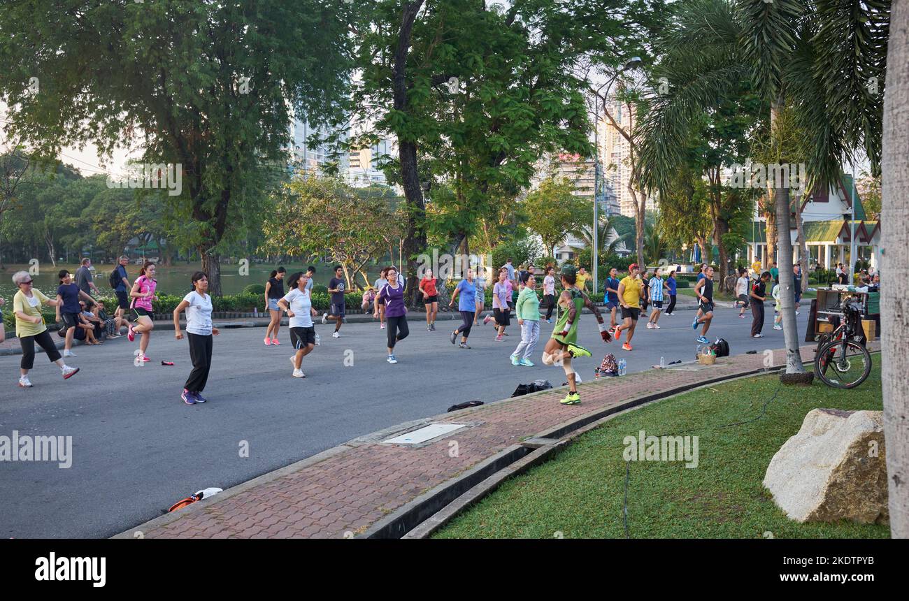 Aerobica serale nel Parco Lumpini Bangkok Thailandia Foto Stock