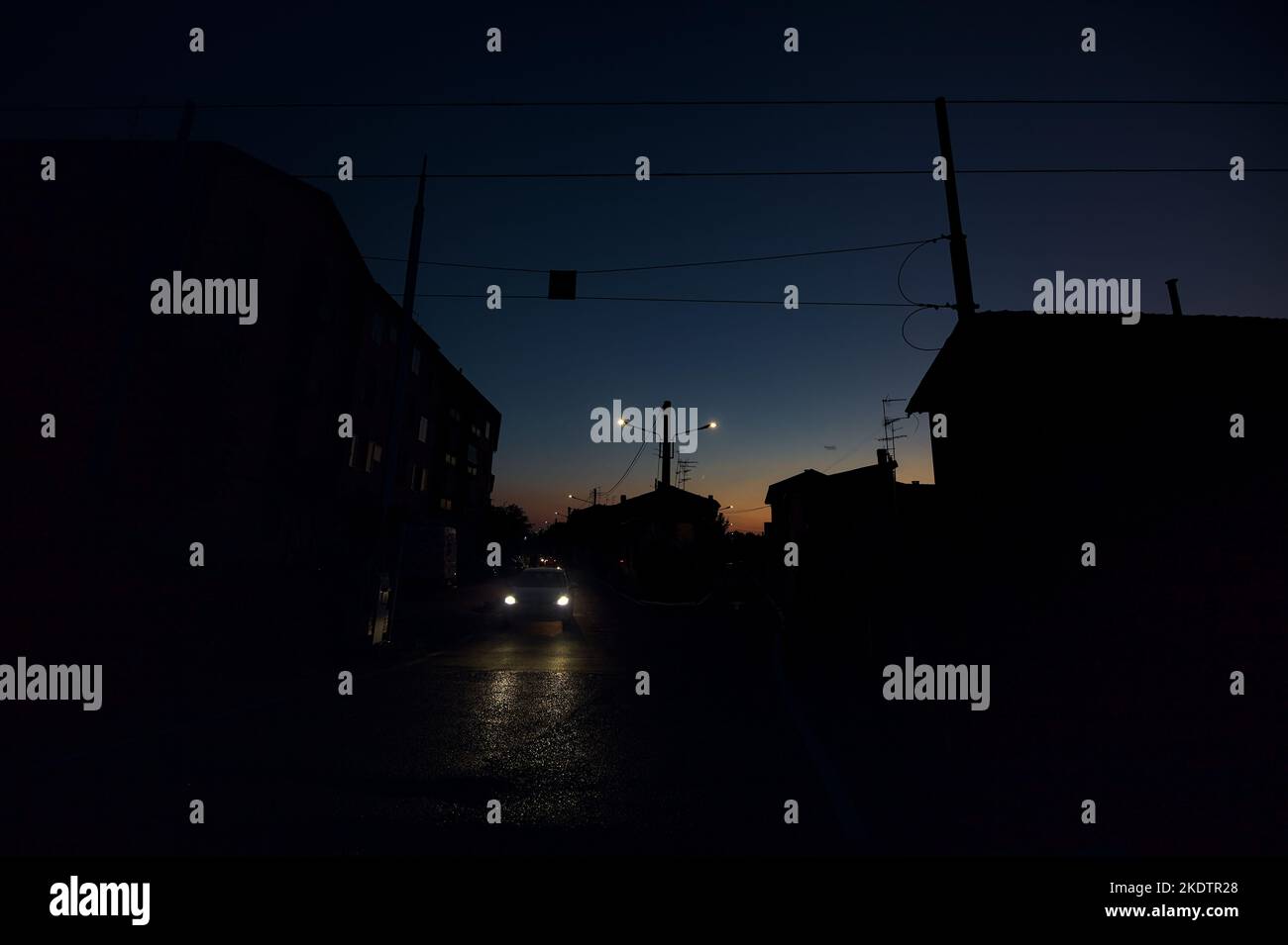 Attraversamento ferroviario in una città al crepuscolo Foto Stock