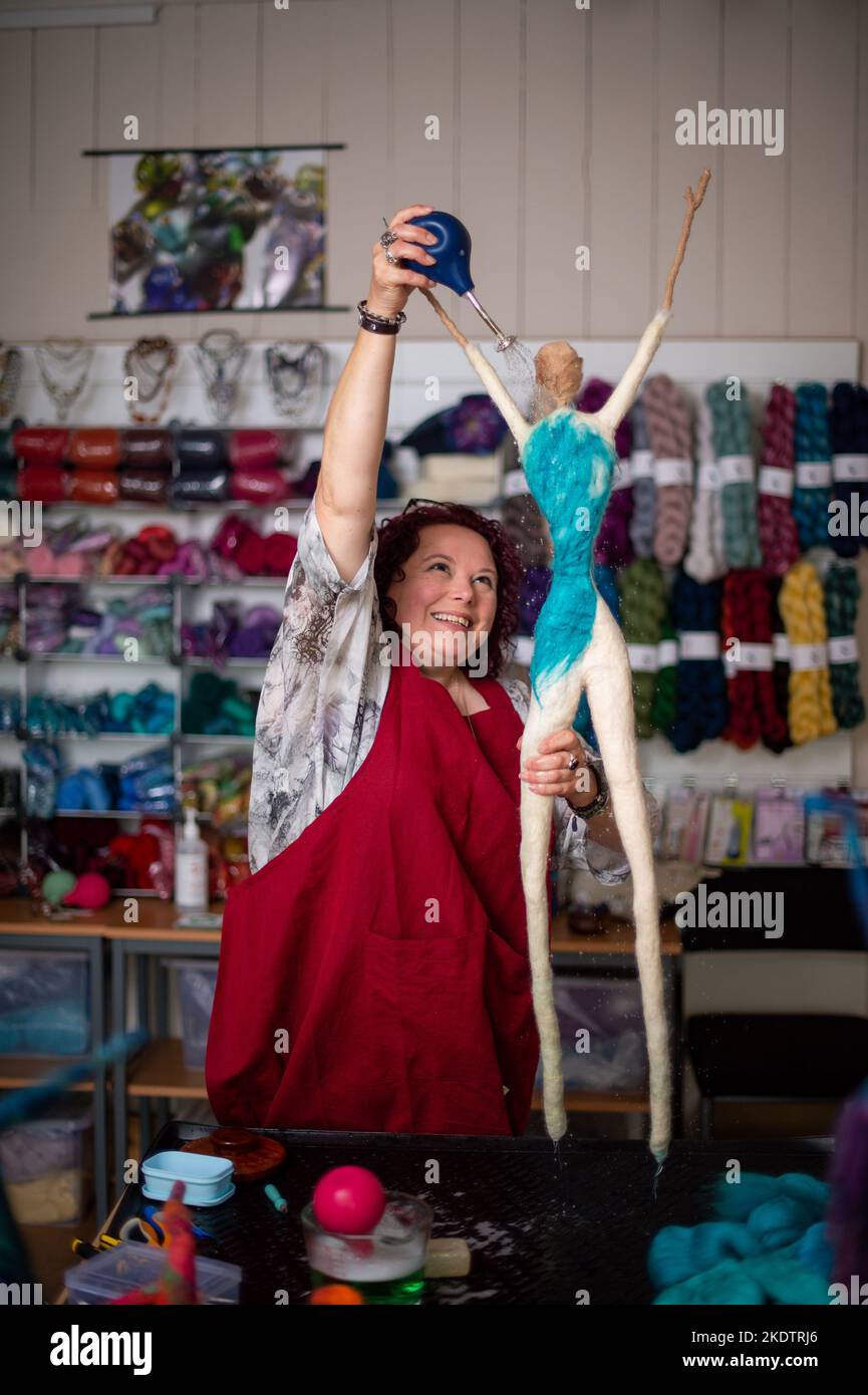 Foto di Jim Wileman - artista Kate Eldridge, nella foto lavorando nel suo studio in Black Torrington, Devon. Foto Stock