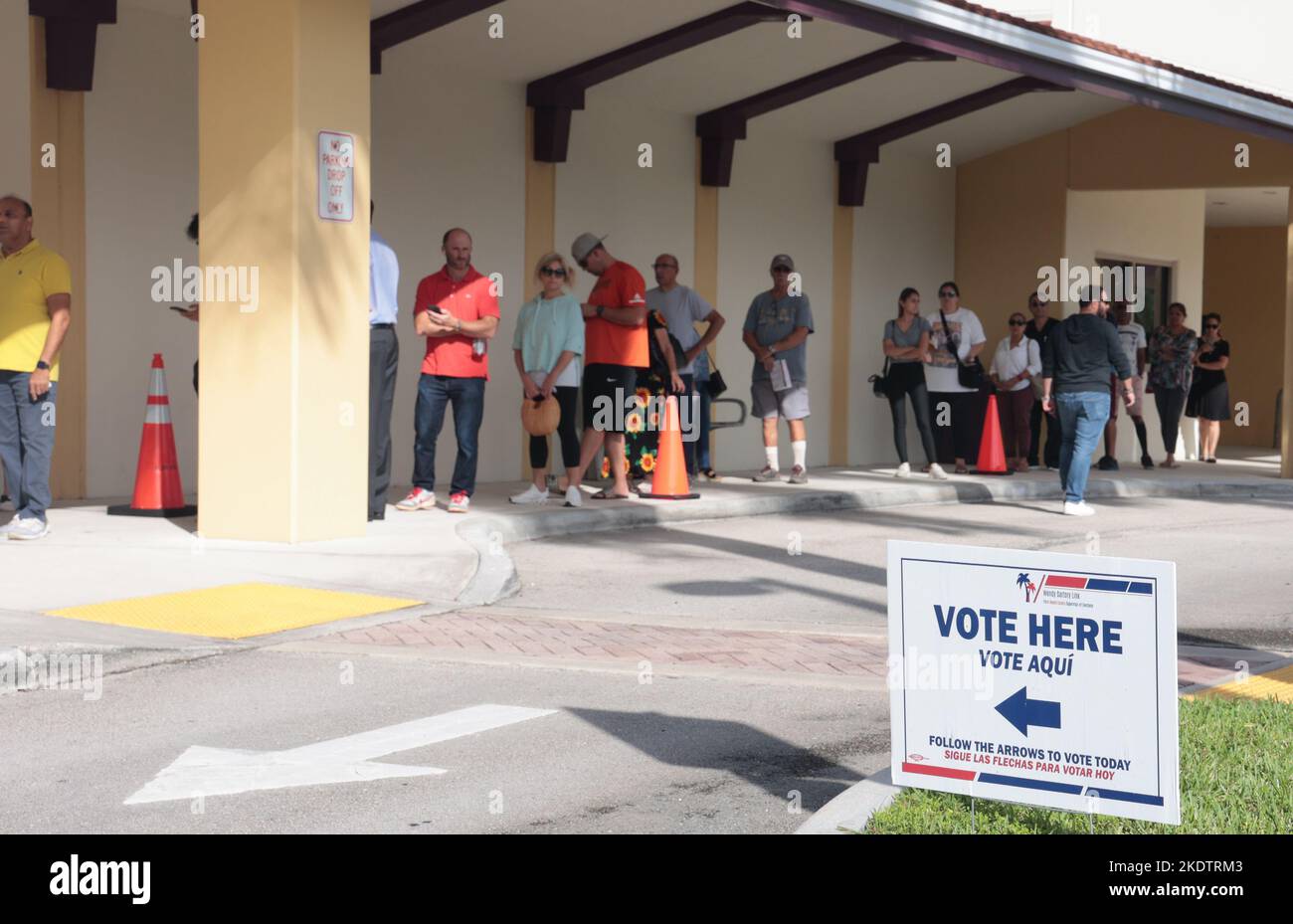 Delray Beach, Stati Uniti. 08th Nov 2022. Gli elettori sono in fila presso la biblioteca di Delray Beach in attesa di votare nelle elezioni di metà mandato del 2022 a Delray Beach, Florida, martedì 8 novembre 2022. Foto di Gary i Rothstein/UPI Credit: UPI/Alamy Live News Foto Stock