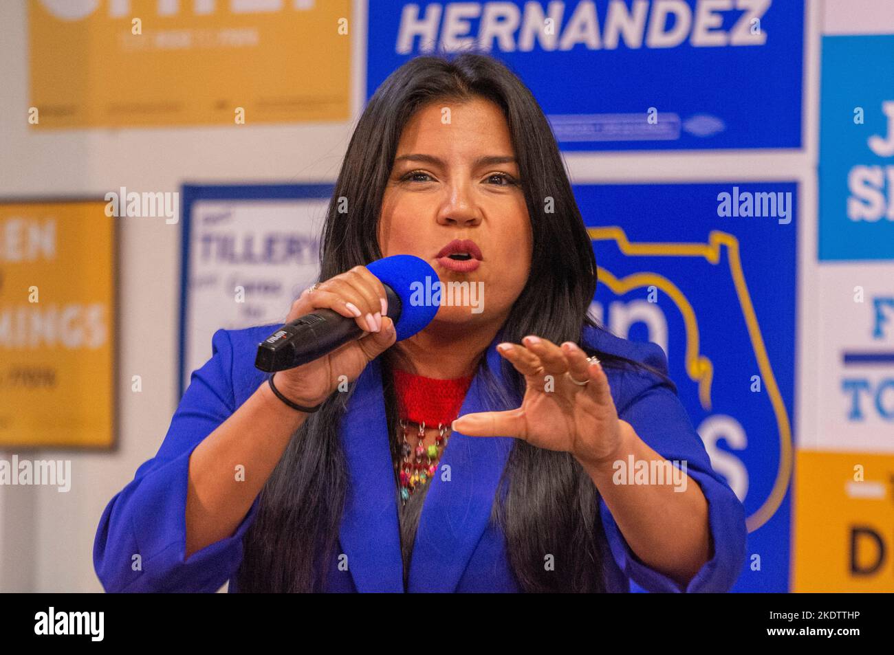 Tampa, Florida, Stati Uniti. 7th Nov 2022. 7 novembre 2022, Tampa, FL: Candidato democratico per il Lt. Gov. Karla Hernandez parla con i sostenitori di Casa Crist, la sede per i democratici di zona, la notte prima del giorno delle elezioni. (Credit Image: © Dominic Gwinn/ZUMA Press Wire) Foto Stock