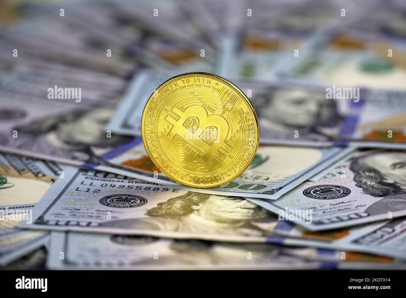 Bitcoin sulle banconote in dollari statunitensi. Concetto di moneta elettronica decentrata, criptovaluta, commercio globale ed economia Foto Stock