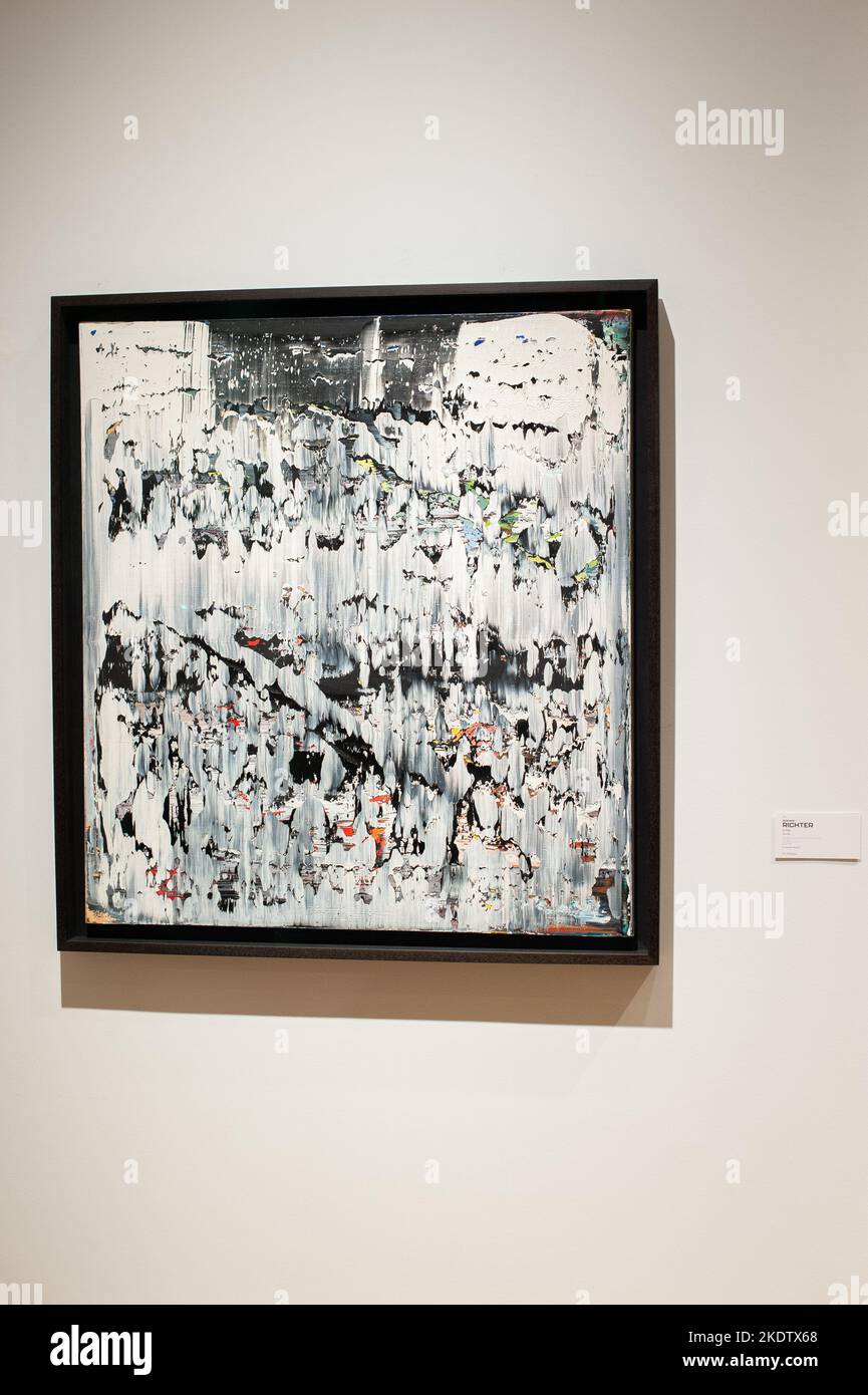 Gerhard Richter (B. 1932) Ohne Titel ha firmato, datato e scritto "687-4 Richter 1989" (sul retro) olio su tela 44 1/8 x 40 1/4 in. (112,1 x 102,2 cm.) Painted in 1989 in mostra a Visionary: The Paul G. Allen Collection presentato alla Christie's New York Galleries di Rockefeller Center a New York, NY il 8 novembre 2022. L'asta è destinata a svolgersi dal 9 al 10 novembre 2022 ed è stata valutata per oltre $1 miliardi di dollari. La collezione del filantropo Paul G. Allen, co-fondatore di Microsoft, comprende più di 150 capolavori che coprono 500 anni di storia dell'arte. Tutti i proventi andranno alla filantropa Foto Stock