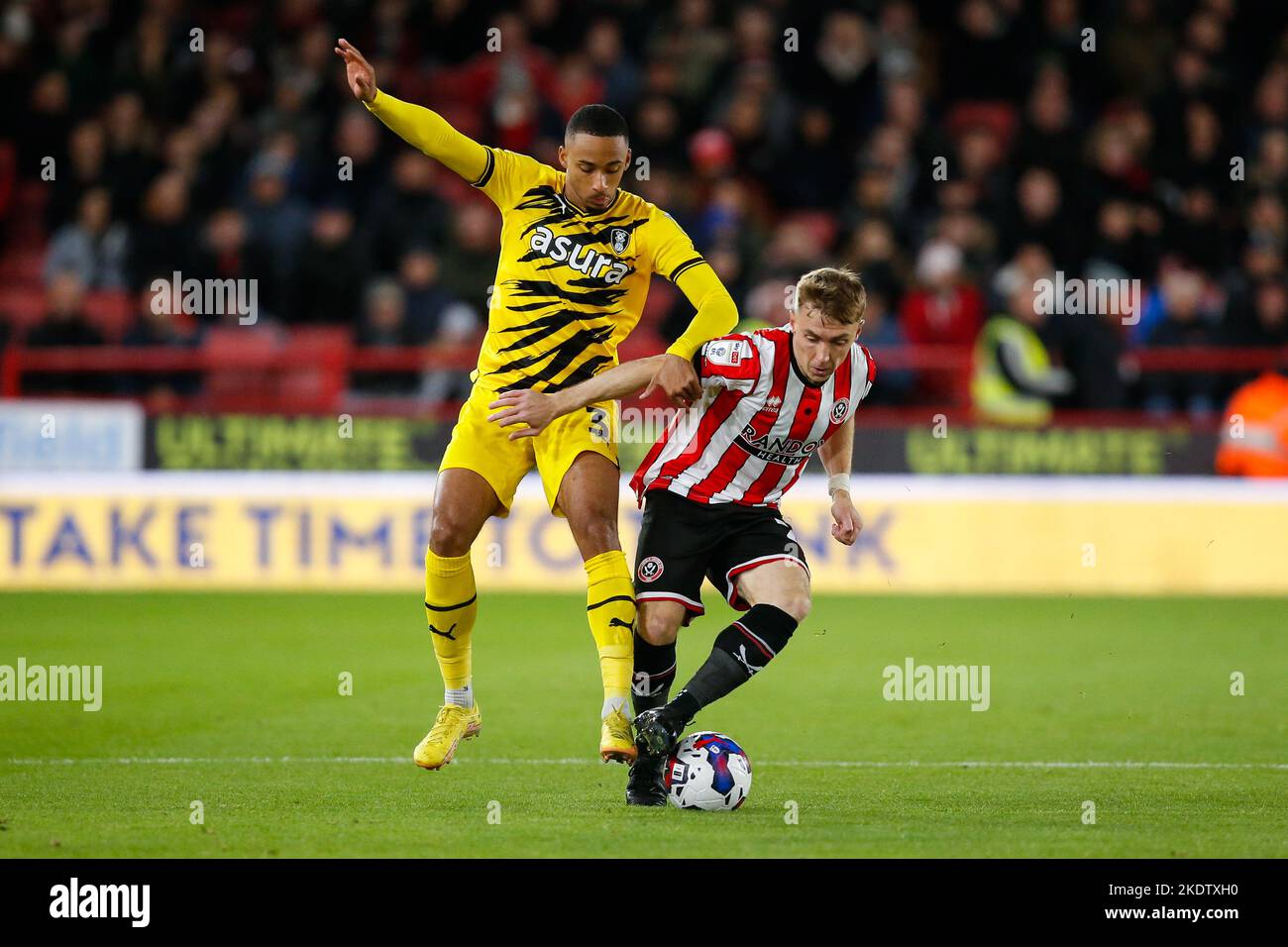 Ben Osborn #23 di Sheffield United e Cohen Bramall #3 di Rotherham United durante la partita del campionato Sky Bet Sheffield United contro Rotherham United a Bramall Lane, Sheffield, Regno Unito, 8th novembre 2022 (Foto di ben Early/News Images) Foto Stock