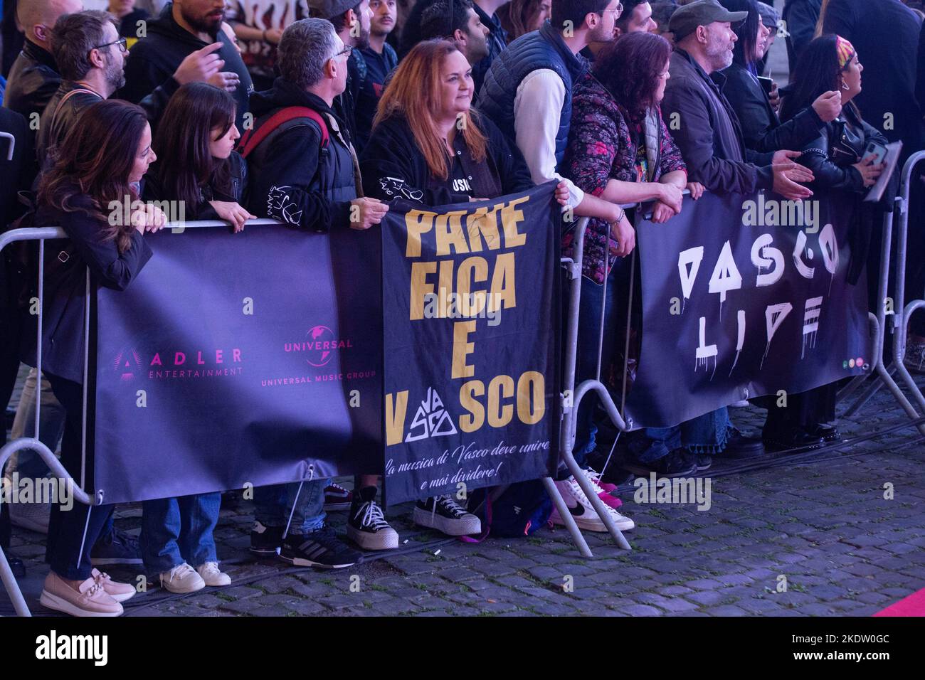 8 novembre 2022, Roma, Italia: Tifosi in attesa dell'arrivo del cantante italiano Vasco Rossi di fronte al cinema Space moderno a Roma (Credit Image: © Matteo Nardone/Pacific Press via ZUMA Press Wire) Foto Stock