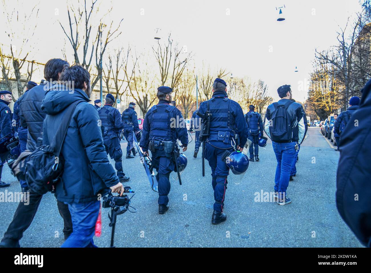 22-02-2014 Milano, Italia. La polizia italiana (Carabinieri) in barbatone ha portato la strada prima di una manifestazione anarchica a Milano. L'elicottero vola Foto Stock