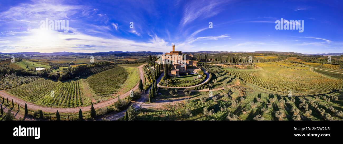 Vigneti d'oro della Toscana. Veduta aerea del drone , panorama del castello medievale - Castello di Banfi. Italia, Toscana paesaggio alto angolo vista panoramica Foto Stock