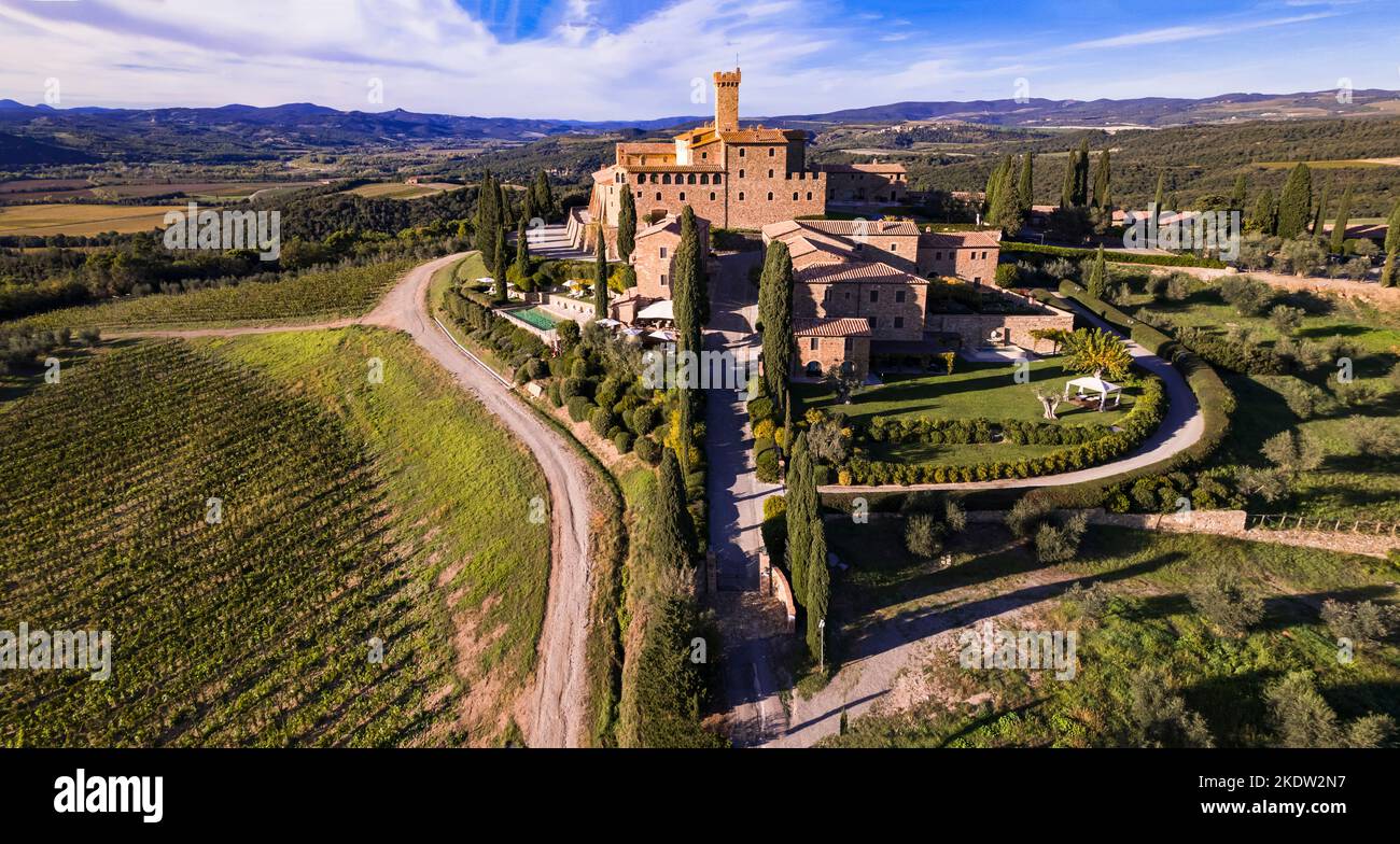 Italia, Toscana paesaggio. Vigneti panoramici della Toscana. Veduta aerea del castello medievale - Castello di Banfi. Italia, Toscana scenario alto angolo p Foto Stock