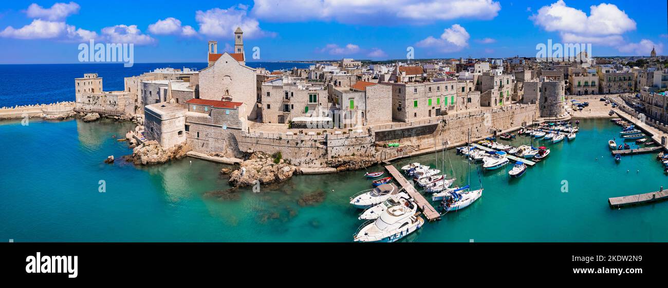 Italia tradizionale. Regione Puglia con villaggi bianchi e colorate barche da pesca. Vista aerea della città costiera di Giovinazzo, provincia di Bari Foto Stock