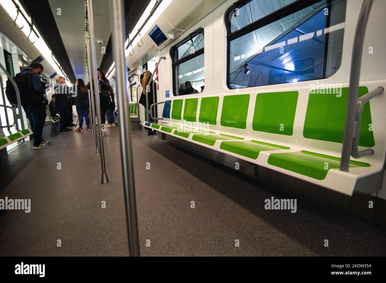 La gente dà un'occhiata al prototipo della metropolitana di Bogotà durante l'evento svelato della metropolitana di Bogotà mentre il sistema della metropolitana di Bogotà inizia a funzionare o Be ava Foto Stock