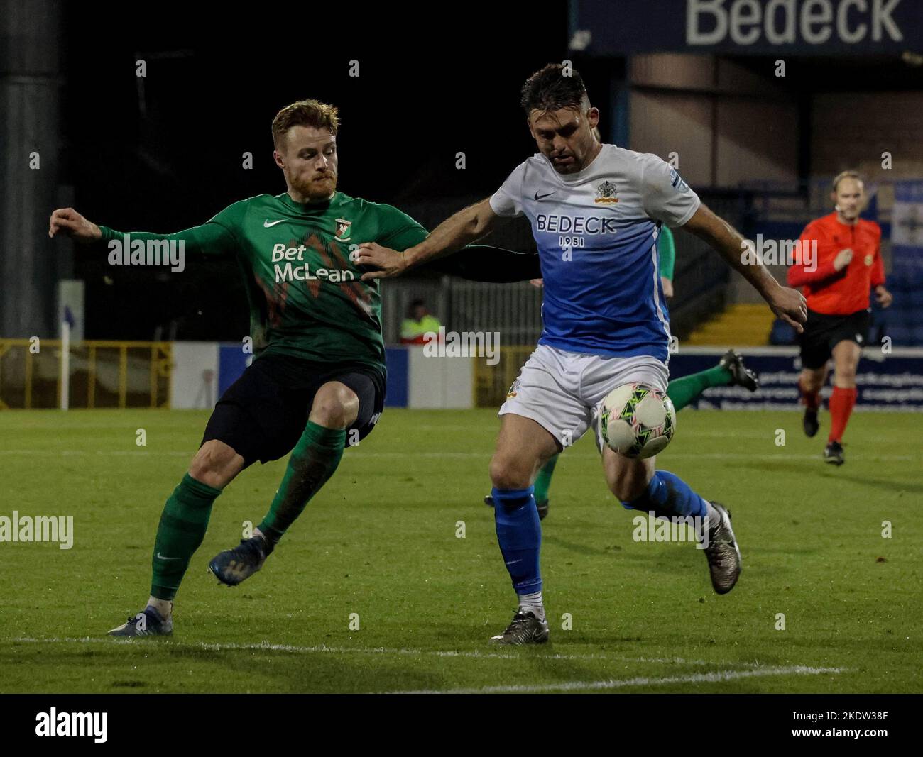 Mourneview Park, Lurgan, County Armagh, Irlanda del Nord, Regno Unito. 08 Nov 2022. Danske Bank Premiership – Glenavon v Glentoran Action dal gioco di stasera al Mourneview Park (Glenavon in blu). Aidan Wilson (a sinistra) sfida Eoin Bradley. Credit: CAZIMB/Alamy Live News. Foto Stock