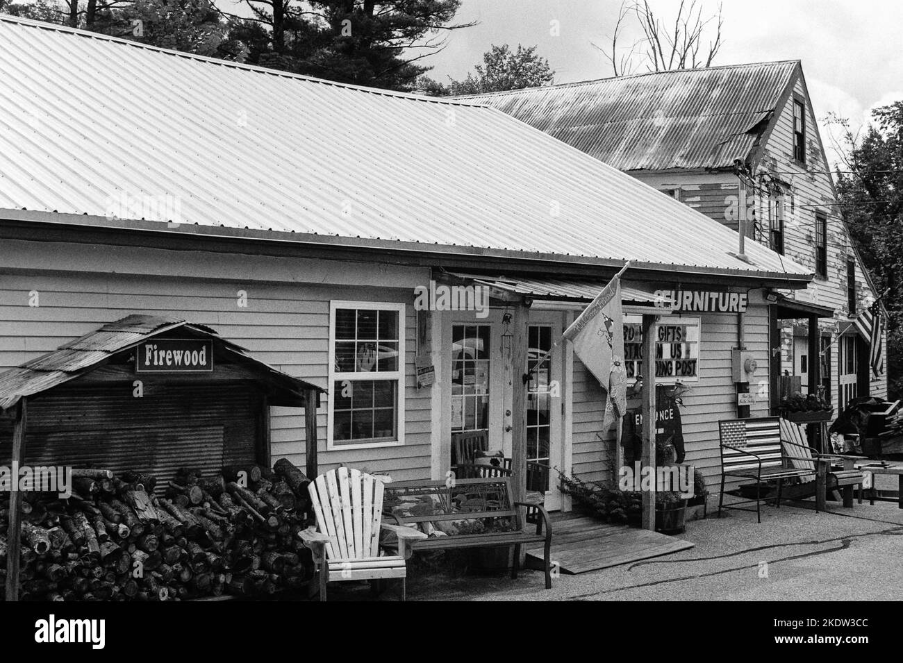 Nutes Trading Post - un classico negozio di articoli da regalo a bordo strada in Union, New Hampshire. L'immagine è stata acquisita su pellicola analogica in bianco e nero. Foto Stock