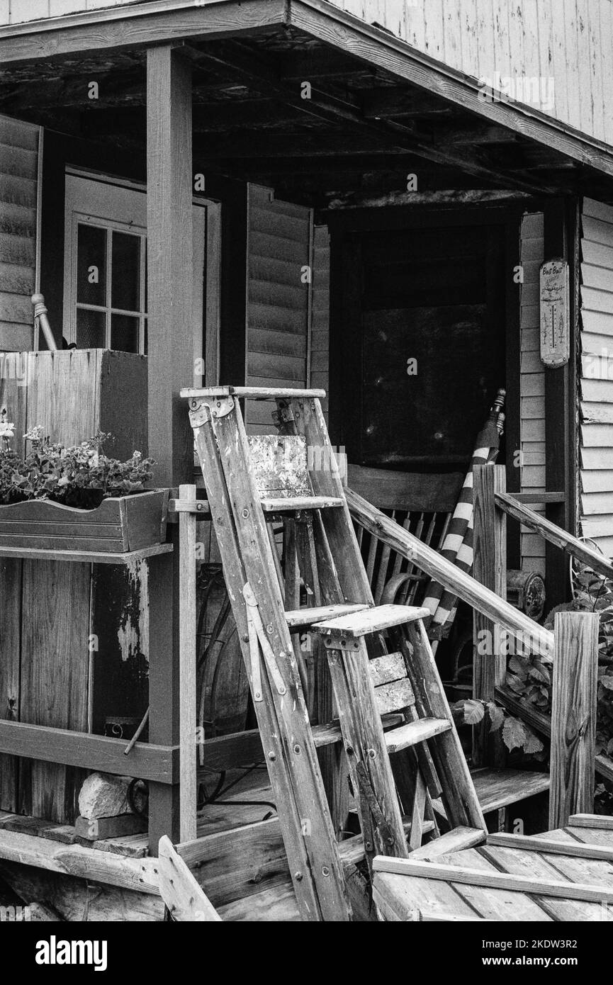 Scale di legno che conduce contro l'entance posteriore dei nutes Trading Post in Union, New Hampshire. L'immagine è stata acquisita su pellicola analogica in bianco e nero. Foto Stock