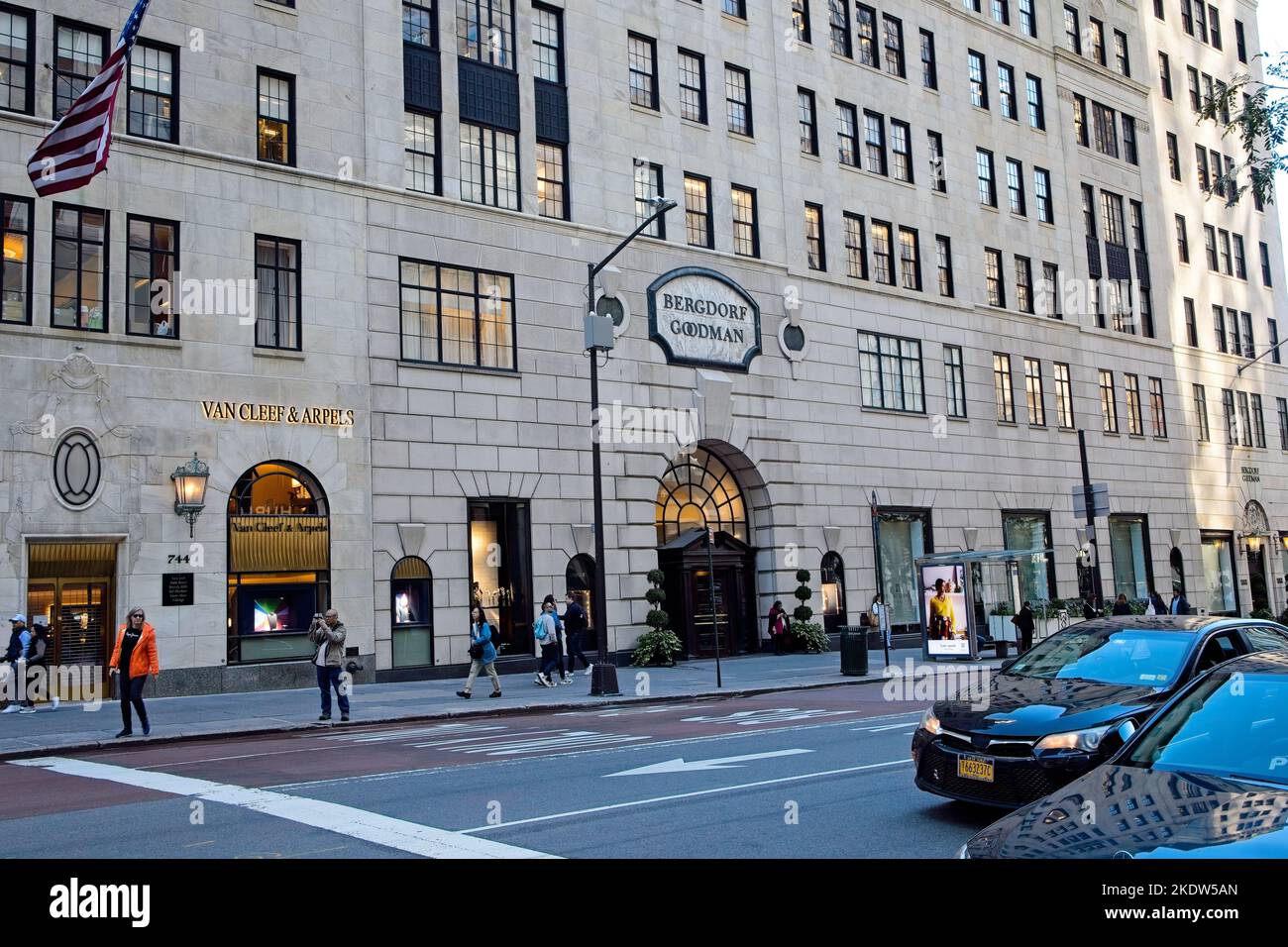 New York, NY, USA - 8 novembre 2022: L'ingresso della Fifth Ave al Bergdorf Goodman Department Store di Manhattan Foto Stock