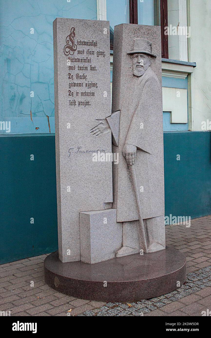 Klaipeda, Lituania - 7 agosto 2019: Monumento in granito allo scienziato e poliglot Jurgiui Zauerveinui (Georg Sauerwein) Foto Stock