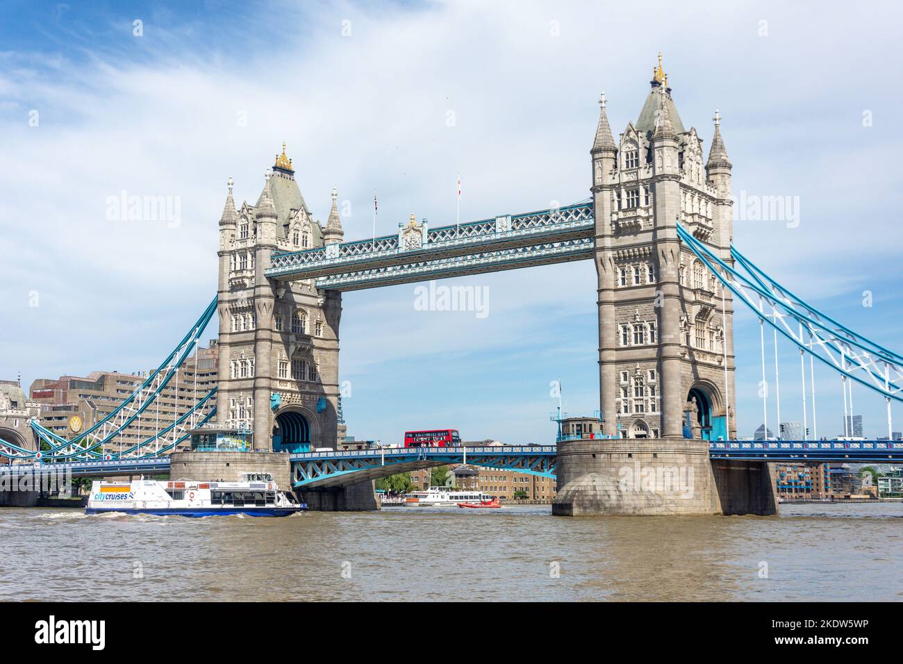 Tower Bridge dal Queen's Walk, Southwark, il London Borough of Southwark, Greater London, England, Regno Unito Foto Stock