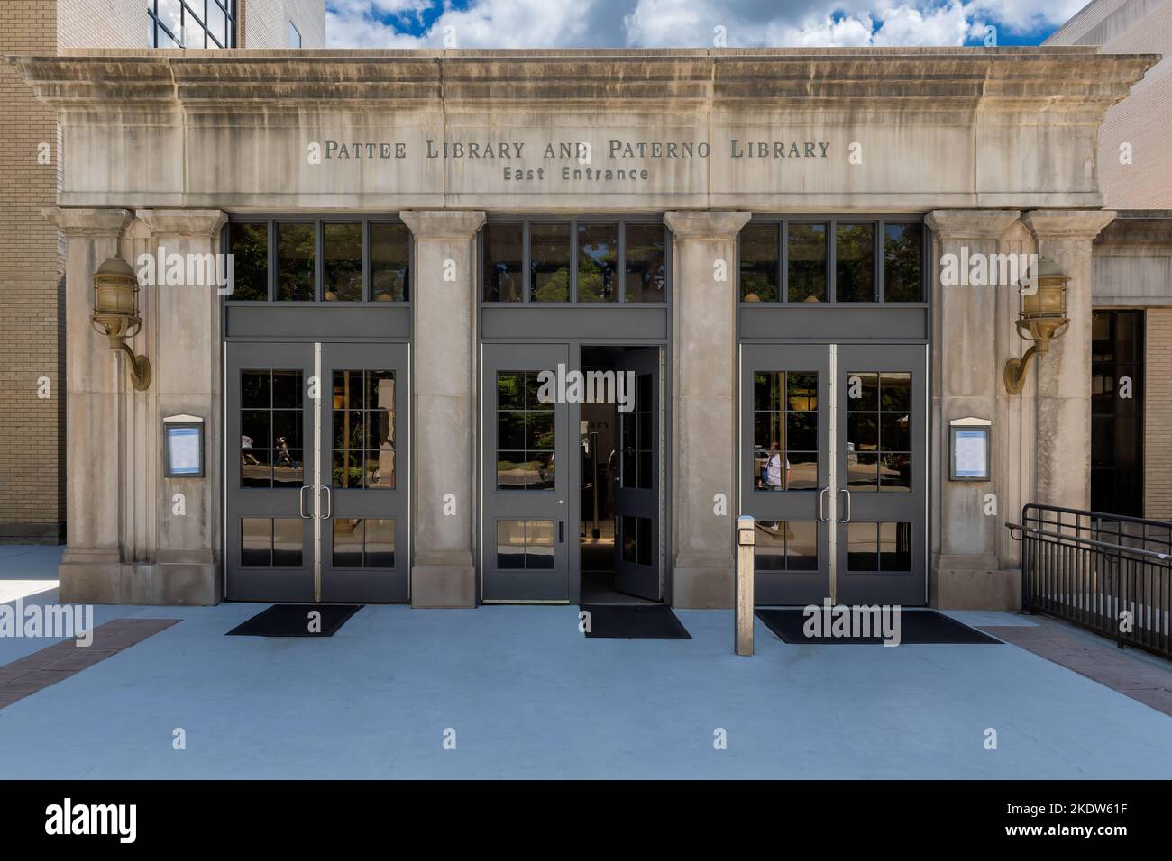 Entrata est dell'edificio della Biblioteca di Pattee nel campus della Penn state University in una giornata di sole Foto Stock