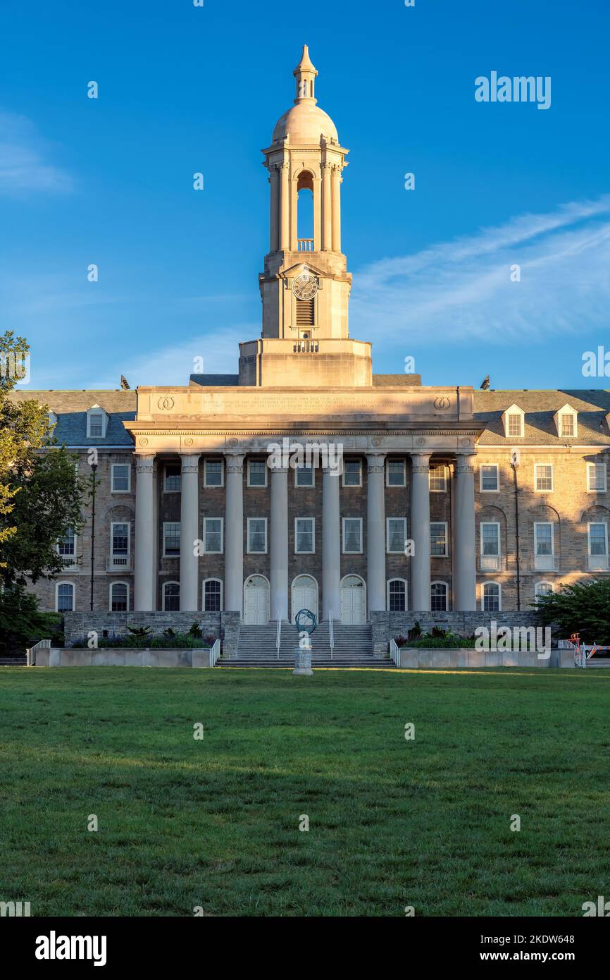 L'edificio Old Main a Sunrise, nel campus della Penn state University, nello state College, Pennsylvania. Foto Stock