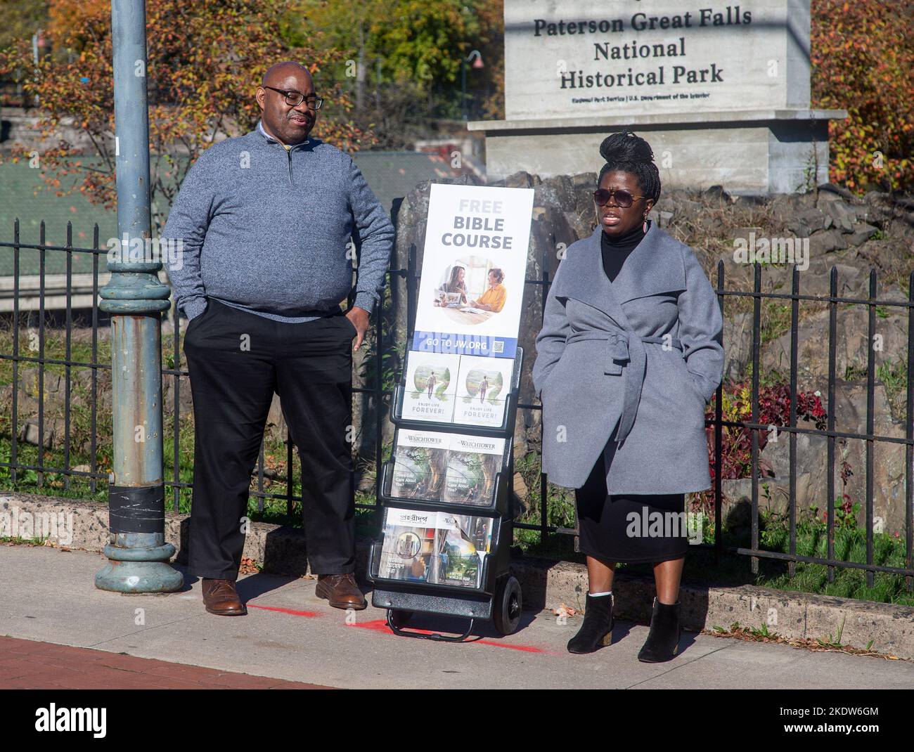 Coppia che promuove un corso di bibbia alle grandi cascate di Patterson Foto Stock