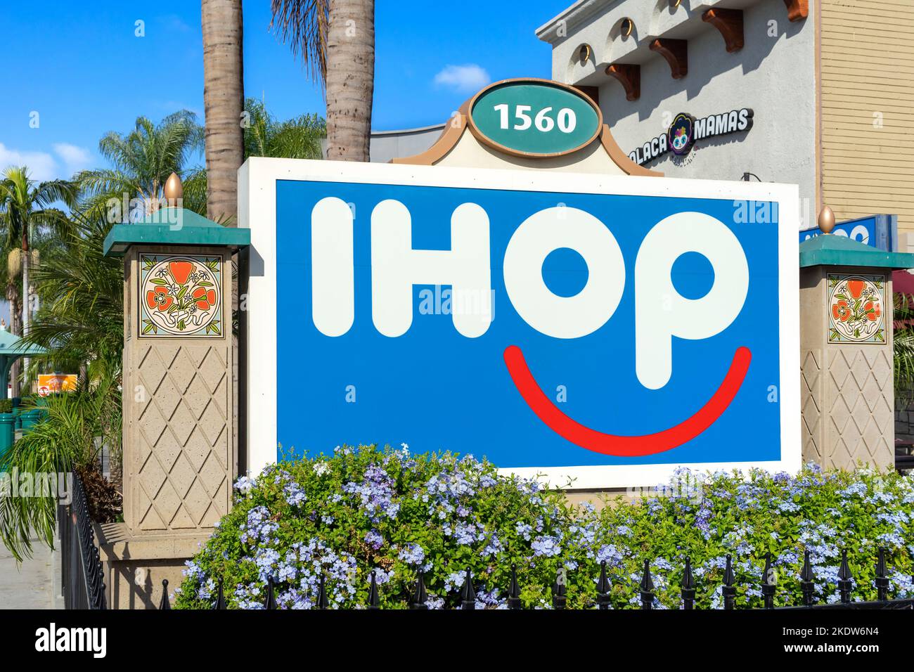 Anaheim, CA, USA – 1 novembre 2022: Segnaletica per il ristorante IHOP situato su Harbor Blvd nel quartiere dei resort di Anaheim, California. Foto Stock