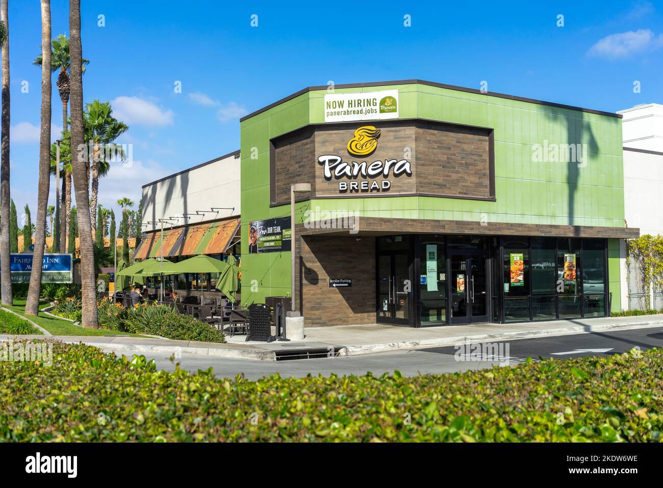 Anaheim, CA, USA – 1 novembre 2022: Un cartello con la scritta "Now Hiring" in un ristorante Panera Bread situato in Harbor Blvd ad Anaheim, California. Foto Stock