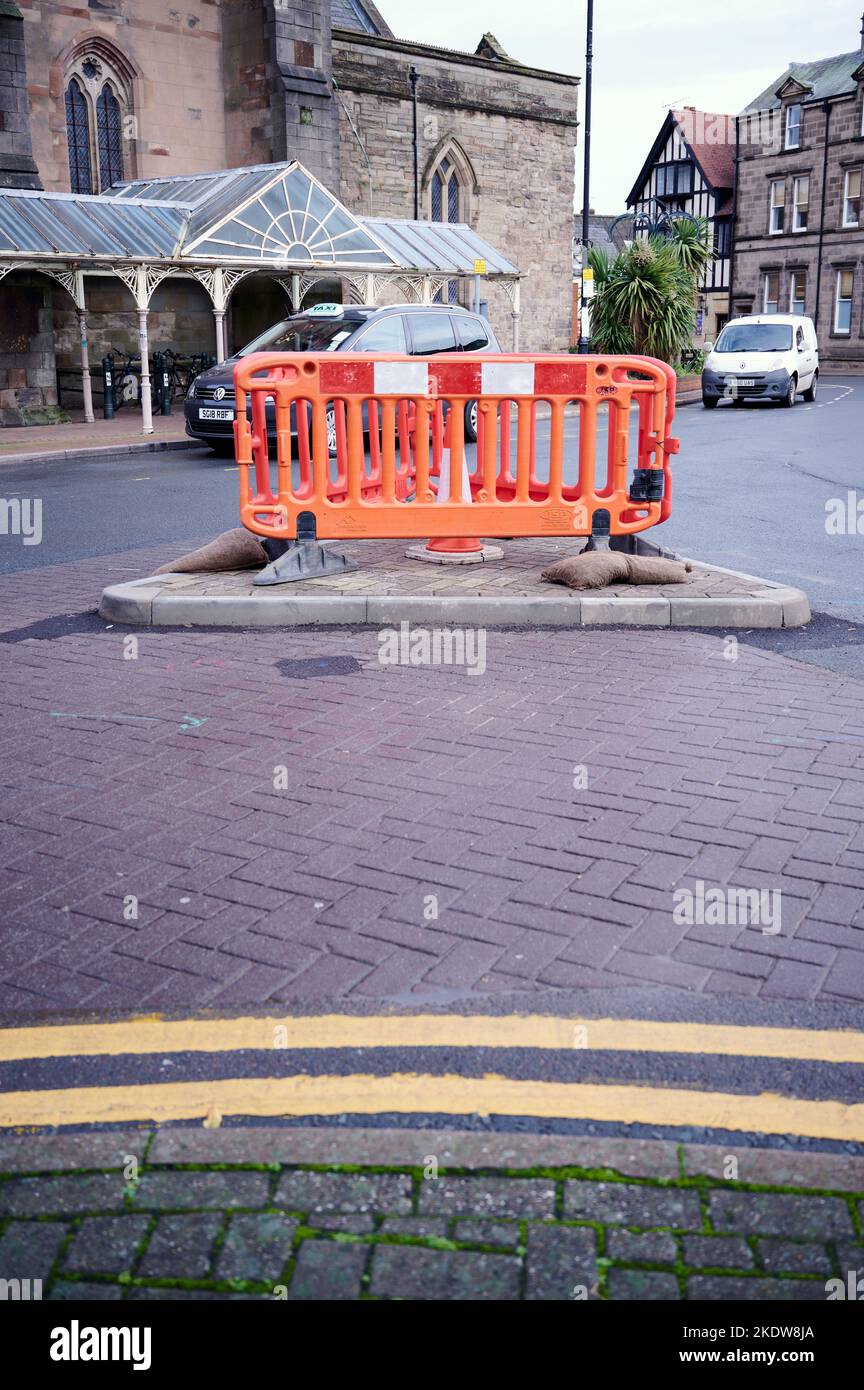 07 Nov 2022 - Hereford UK: hi vix capitolo 8 barriera nelle strade cittadine con doppie linee gialle Foto Stock