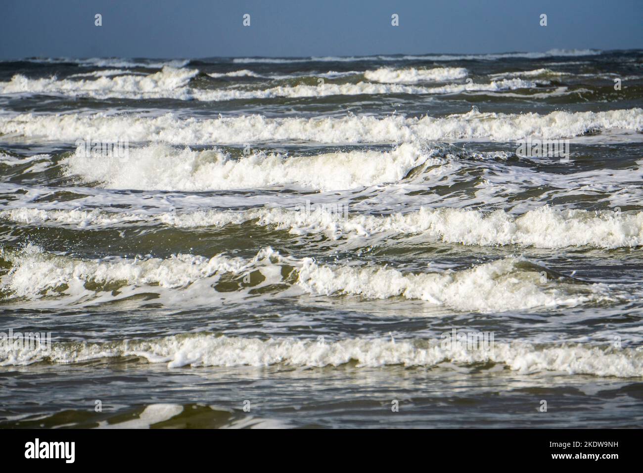 Mare del Nord, Isola di Spiekeroog, autunno, spiaggia del Mare del Nord, marea crescente, Onde, Isole Frisone Orientali, bassa Sassonia, Germania, Foto Stock