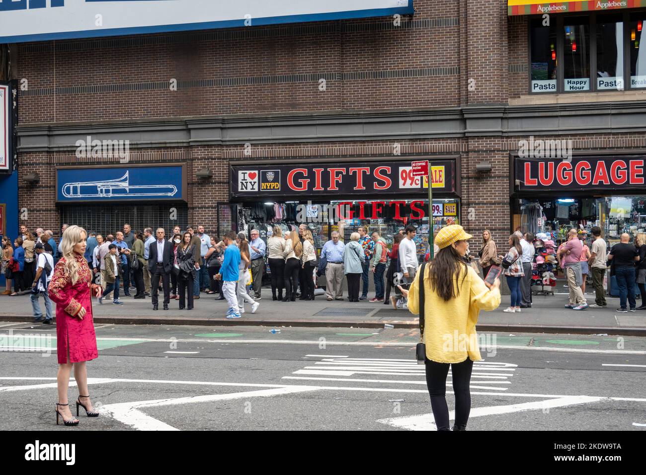 I teatergoers in fila per un matinee domenicale per vedere l'uomo della musica mentre una foto scatta sulla Broadway Plaza, 2022, NYC, USA Foto Stock