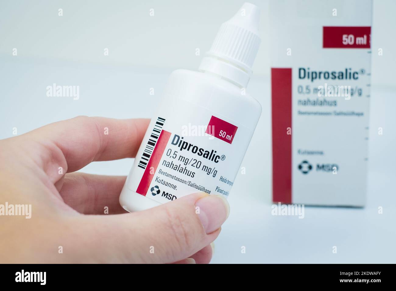 Tallinn, Estonia - 19 ottobre 2022: Soluzione di pelle Diprosalic tenuta a mano di Schering-Plough e Merck Sharp & Dohme. Foto Stock