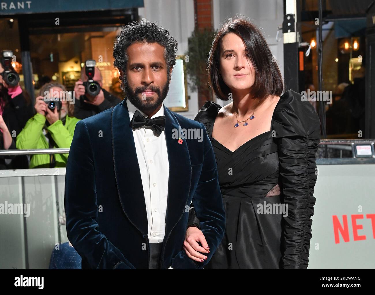 Londra, Regno Unito. 8th Novembre 2022. Prasanna Puwanarajah e Lauren Dark presenziano a Netflix presentando la prima mondiale - la quinta stagione della Corona al Theatre Royal, Drury Lane, il 8 novembre Londra, Regno Unito. Credit: Vedi li/Picture Capital/Alamy Live News Foto Stock