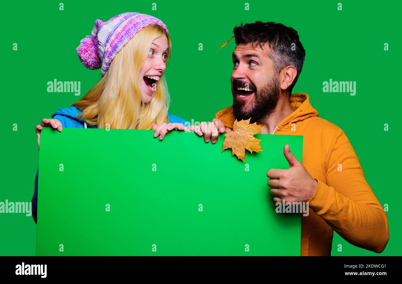 Vendite autunnali. Felice coppia con la scheda pubblicitaria pronta per il testo, lo slogan o il prodotto. Black friday. Foto Stock