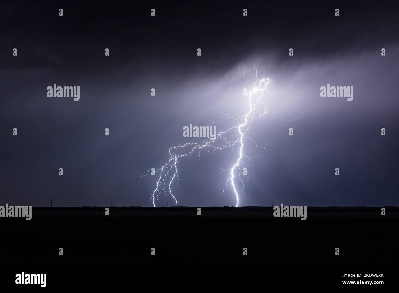 Tempesta di pioggia con colpi di fulmine drammatici vicino Colby, Kansas Foto Stock