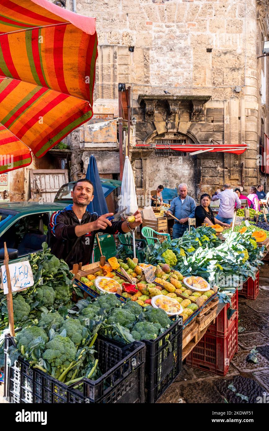 Un uomo locale che vende/offre la tipica frutta siciliana di fichi D'India, il mercato di via Ballaro, Palermo, Sicilia, Italia. Foto Stock Un uomo locale che vende/offre la tipica frutta siciliana di fichi D'India, il mercato di via Ballaro, Palermo, Sicilia, Italia. Foto Stock