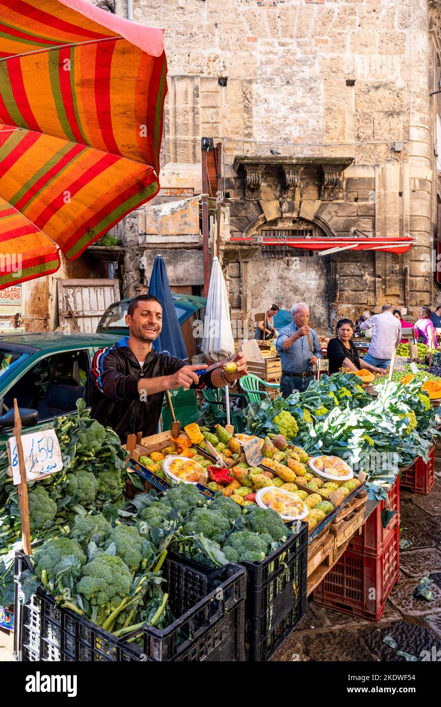 Un uomo locale che vende/offre la tipica frutta siciliana di fichi D'India, il mercato di via Ballaro, Palermo, Sicilia, Italia. Foto Stock Un uomo locale che vende/offre la tipica frutta siciliana di fichi D'India, il mercato di via Ballaro, Palermo, Sicilia, Italia. Foto Stock