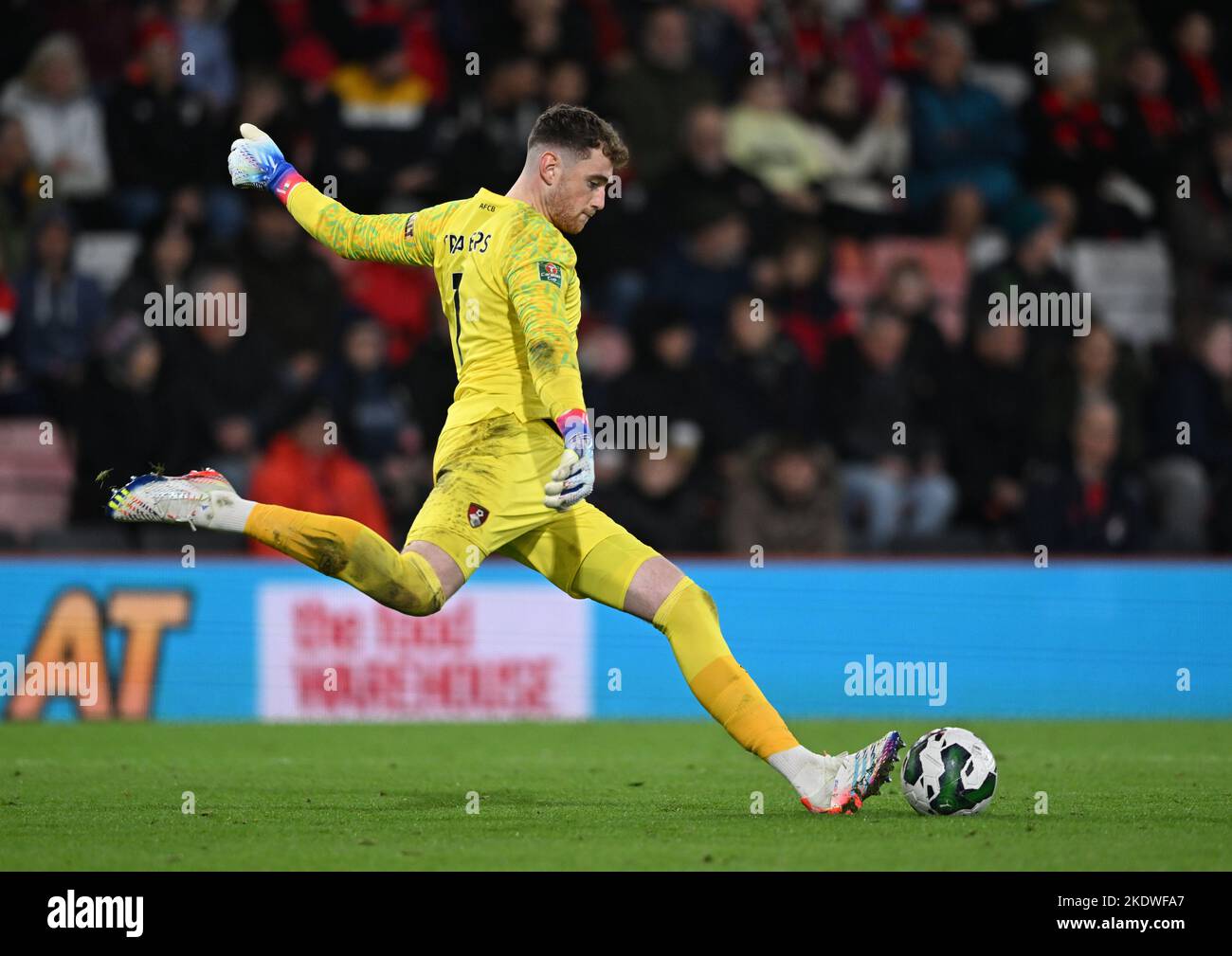 Boscombe, Dorset, Regno Unito. 8th novembre 2022; Vitality Stadium, Boscombe, Dorset, Inghilterra: Carabao Cup football, AFC Bournemouth vs Everton; Mark Travers of Bournemouth prende un lungo calcio di gol Credit: Action Plus Sports Images/Alamy Live News Foto Stock