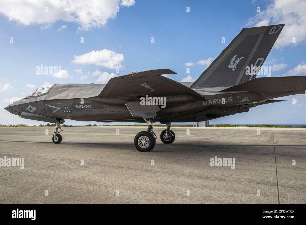 Un aereo del corpo marino degli Stati Uniti F-35B Lightning II assegnato a Marine Fighter Attack Squadron 242 taxi dai pozzi di carburante a vale a dire Shima Okinawa, Giappone, 24 ottobre 2022. III Marine Expeditionary Force ha ospitato un seminario di media per i rappresentanti dei media di Okinawan per fornire una migliore comprensione di ciò che il III MEF fa al fine di migliorare le relazioni con la loro nazione ospitante. I rappresentanti dei media hanno avuto l'opportunità di volare su aerei militari, osservare le gamme di fuoco dal vivo e visitare il Jungle Warfare Training Center. (STATI UNITI Corpo marino foto di PFC. Justin J. Marty) Foto Stock
