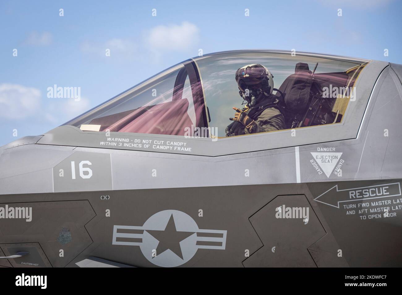 Un aereo del corpo marino degli Stati Uniti F-35B Lightning II assegnato a Marine Fighter Attack Squadron 242 taxi dai pozzi di carburante a vale a dire Shima Okinawa, Giappone, 24 ottobre 2022. III Marine Expeditionary Force ha ospitato un seminario di media per i rappresentanti dei media di Okinawan per fornire una migliore comprensione di ciò che il III MEF fa al fine di migliorare le relazioni con la loro nazione ospitante. I rappresentanti dei media hanno avuto l'opportunità di volare su aerei militari, osservare le gamme di fuoco dal vivo e visitare il Jungle Warfare Training Center. (STATI UNITI Corpo marino foto di PFC. Justin J. Marty) Foto Stock