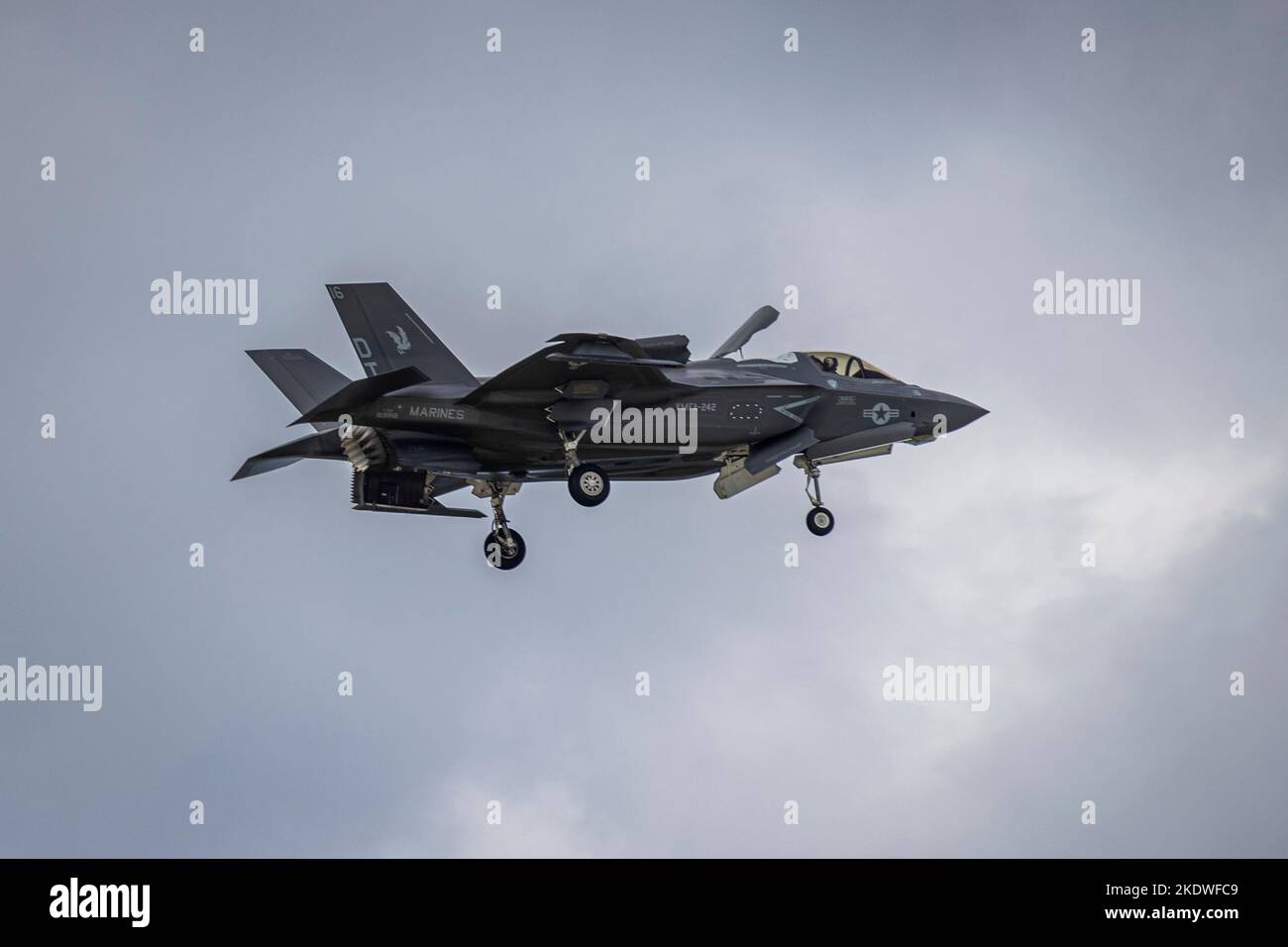 Un aereo del corpo marino degli Stati Uniti F-35B Lightning II assegnato a Marine Fighter Attack Squadron 242 decolve ad esempio a Shima Okinawa, Giappone, 24 ottobre 2022. III Marine Expeditionary Force ha ospitato un seminario di media per i rappresentanti dei media di Okinawan per fornire una migliore comprensione di ciò che il III MEF fa al fine di migliorare le relazioni con la loro nazione ospitante. I rappresentanti dei media hanno avuto l'opportunità di volare su aerei militari, osservare le gamme di fuoco dal vivo e visitare il Jungle Warfare Training Center. (STATI UNITI Corpo marino foto di PFC. Justin J. Marty) Foto Stock