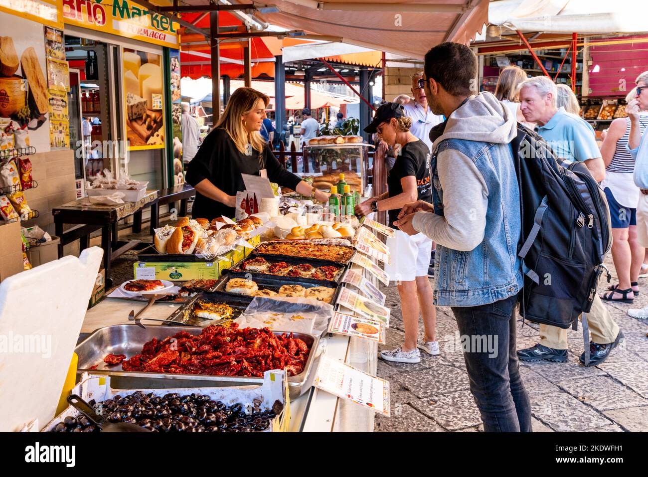 Persone che acquistano cibo al mercato di Via Ballaro, Palermo, Sicilia, Italia. Foto Stock