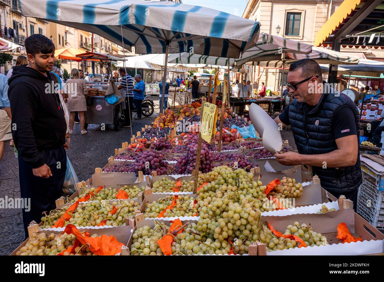 Una bancarotta di frutta fresca al mercato di via Ballaro, Palermo, Sicilia, Italia. Foto Stock Una bancarotta di frutta fresca al mercato di via Ballaro, Palermo, Sicilia, Italia. Foto Stock