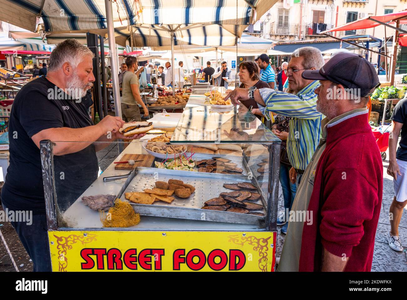 Persone che acquistano cibo al mercato di Via Ballaro, Palermo, Sicilia, Italia. Foto Stock