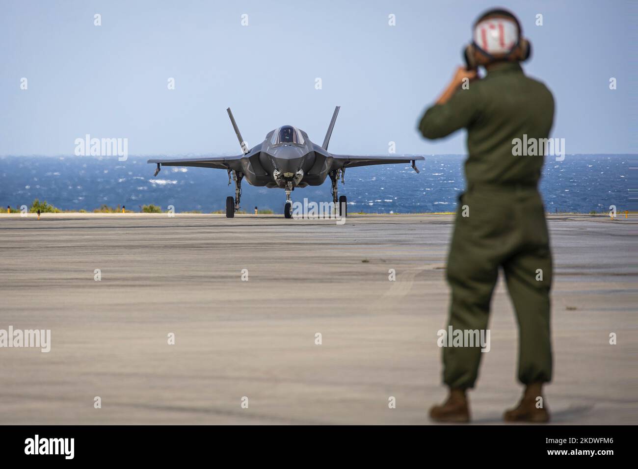 Un corpo marino degli Stati Uniti F-35B Lightning II aereo assegnato a Marine Fighter Attack Squadron 242 taxi per i pozzi di carburante a vale a dire Shima Okinawa, Giappone, 24 ottobre 2022. III Marine Expeditionary Force ha ospitato un seminario di media per i rappresentanti dei media di Okinawan per fornire una migliore comprensione di ciò che il III MEF fa al fine di migliorare le relazioni con la loro nazione ospitante. I rappresentanti dei media hanno avuto l'opportunità di volare su aerei militari, osservare le gamme di fuoco dal vivo e visitare il Jungle Warfare Training Center. (STATI UNITI Corpo marino foto di PFC. Justin J. Marty) Foto Stock