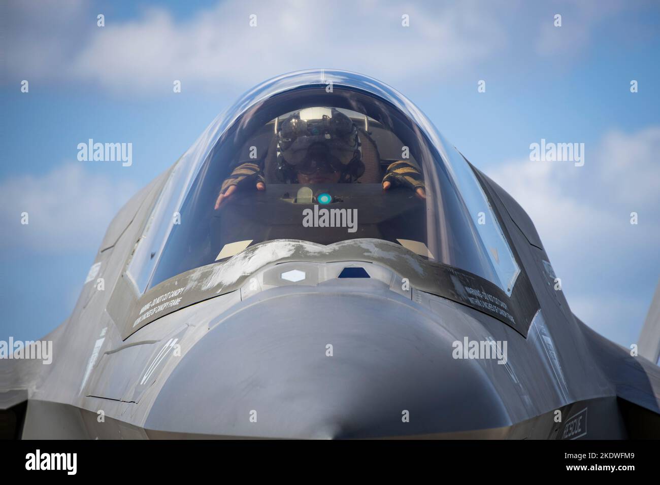 Un corpo marino degli Stati Uniti F-35B Lightning II aereo assegnato a Marine Fighter Attack Squadron 242 taxi per i pozzi di carburante a vale a dire Shima Okinawa, Giappone, 24 ottobre 2022. III Marine Expeditionary Force ha ospitato un seminario di media per i rappresentanti dei media di Okinawan per fornire una migliore comprensione di ciò che il III MEF fa al fine di migliorare le relazioni con la loro nazione ospitante. I rappresentanti dei media hanno avuto l'opportunità di volare su aerei militari, osservare le gamme di fuoco dal vivo e visitare il Jungle Warfare Training Center. (STATI UNITI Corpo marino foto di PFC. Justin J. Marty) Foto Stock