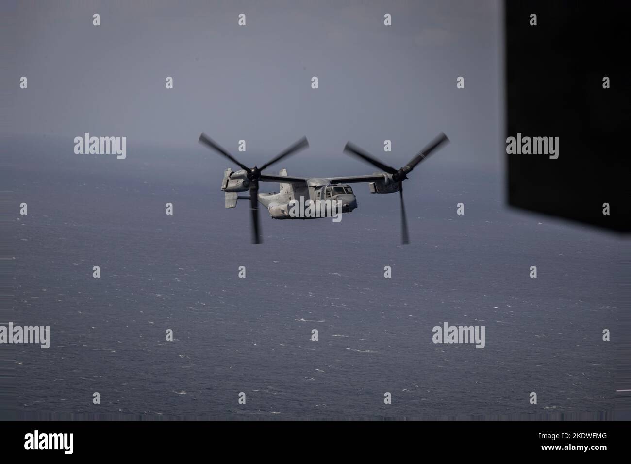 Un corpo marino degli Stati Uniti MV-22B Osprey assegnato a mezzo marino Tiltrotor Squadron 265 vola al largo della costa di Okinawa, Giappone, 24 ottobre 2022. III Marine Expeditionary Force ha ospitato un seminario di media per i rappresentanti dei media di Okinawan per fornire una migliore comprensione di ciò che il III MEF fa al fine di migliorare le relazioni con la loro nazione ospitante. I rappresentanti dei media hanno avuto l'opportunità di volare su aerei militari, osservare le gamme di fuoco dal vivo e visitare il Jungle Warfare Training Center. (STATI UNITI Corpo marino foto di PFC. Justin J. Marty) Foto Stock