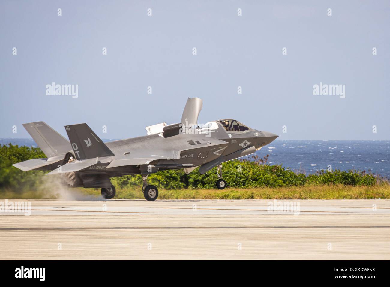 Un aereo del corpo marino degli Stati Uniti F-35B Lightning II assegnato a Marine Fighter Attack Squadron 242 decolve ad esempio a Shima Okinawa, Giappone, 24 ottobre 2022. III Marine Expeditionary Force ha ospitato un seminario di media per i rappresentanti dei media di Okinawan per fornire una migliore comprensione di ciò che il III MEF fa al fine di migliorare le relazioni con la loro nazione ospitante. I rappresentanti dei media hanno avuto l'opportunità di volare su aerei militari, osservare le gamme di fuoco dal vivo e visitare il Jungle Warfare Training Center. (STATI UNITI Corpo marino foto di PFC. Justin J. Marty) Foto Stock