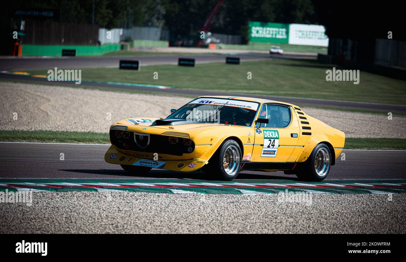 Alfa Romeo Montreal auto d'epoca corse in pista vecchio stile motoristico sport. Imola, Italia, giugno 18 2022 DTM Foto Stock