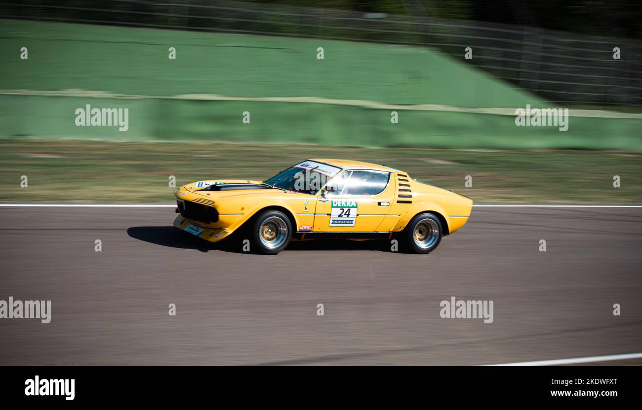 Alfa Romeo Montreal auto d'epoca corse in pista vecchio stile motoristico sport. Imola, Italia, giugno 18 2022 DTM Foto Stock