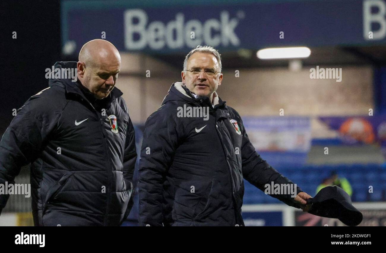 Mourneview Park, Lurgan, County Armagh, Irlanda del Nord, Regno Unito. 08 Nov 2022. Danske Bank Premiership – Glenavon v Glentoran Action dal gioco di stasera al Mourneview Park (Glenavon in blu). Glentoran allenatore del primo team Tim McCann e il manager Mick McDermott (a destra) dopo la partita di stasera. Credit: CAZIMB/Alamy Live News. Foto Stock