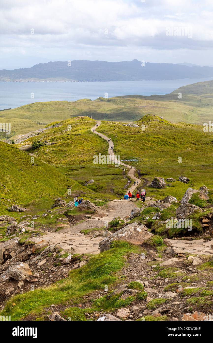 Isola di Skye Scozia, escursionisti e camminatori trekking verso Old Man of Storr sulla penisola di trotternish, Skye, Scozia, Regno Unito, estate 2022 Foto Stock